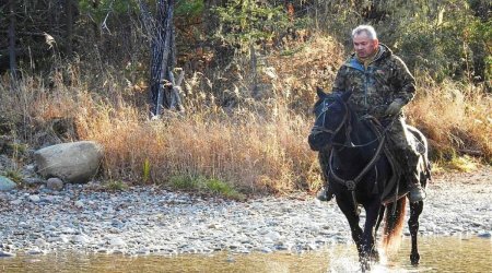 Rusiyanın müdafiə naziri atla gəzintiyə çıxdı – VİDEO