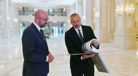 İlham Əliyev Şarl Mişelə “Qarabağ işğaldan əvvəl və sonra” adlı kitab təqdim etdi