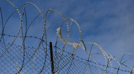 Yevlaxda müştəri qızın boğazını kəsən taksi sürücüsü təcridxanada ölüb