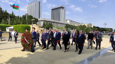 AKP nümayəndə heyəti Şəhidlər Xiyabanında - FOTO 