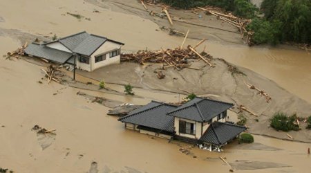 Çində daşqınlar 71 nəfərin həyatına son qoydu - VİDEO