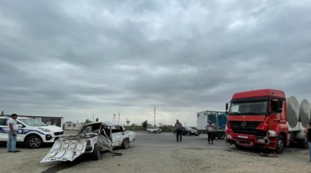 Kürdəmirdə yük və minik avtomobili toqquşdu - Ölən var - FOTO