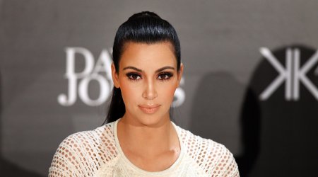 Kim Kardaşyanın 20 il əvvəlki çılpaqlığı: “Əllər yuxarı” – FOTO