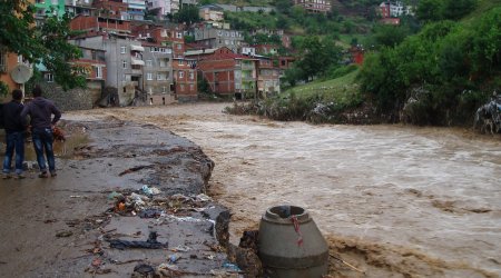 Ankarada sel fəlakəti yaşanıb - FOTO