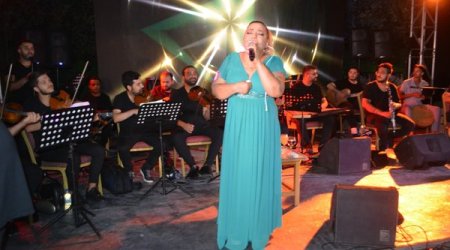 Küləkdən ətəyi qalxan müğənni maraqlı həll yolu tapdı - FOTO