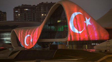 Heydər Əliyev Mərkəzinin binası Türkiyə bayrağına bürünəcək