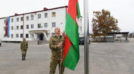 Prezident Kəlbəcərdə dövlət bayrağını ucaldıb