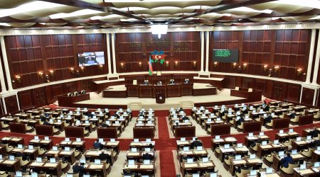 Prezidentin təsdiqlədiyi qanunun əleyhinə çıxan deputatlar kimlər idi? – SİYAHI VƏ FAKTLAR