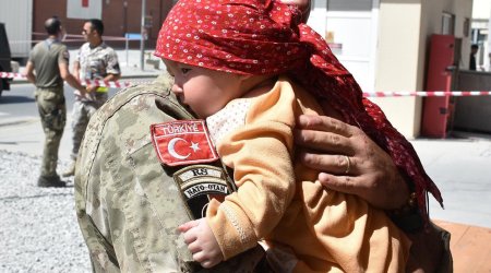 İki aylıq əfqan körpəyə türk əsgərlərindən şəfqət əli - VİDEO