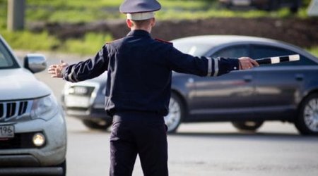 Sürücü yol polisi ilə 