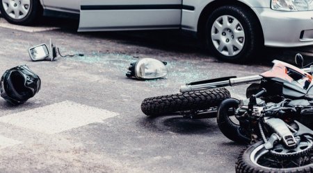 Minik avtomobili ilə motosiklet toqquşdu - YARALI VAR 
