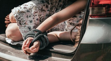 Sərxoş müdirinin avtomobilinə minən işçi zorlandı - FOTO