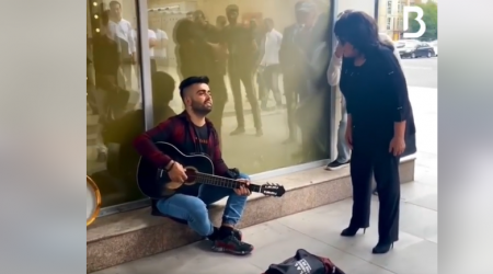 Flora Kərimova küçə musiqiçisi ilə duet oxudu - VİDEO