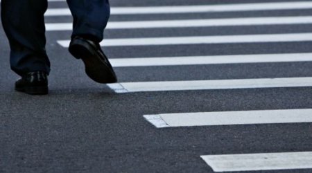 Yolu keçən 67 yaşlı kişini avtomobil vurdu