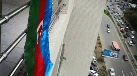 Şəhidin qardaşı bayrağı dəyişərkən yıxılıb öldü - FOTO