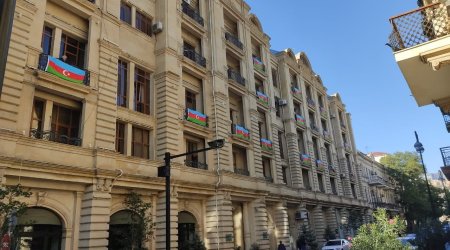 Bakıda binaların eyvanları Azərbaycan bayrağına bürünüb - FOTO