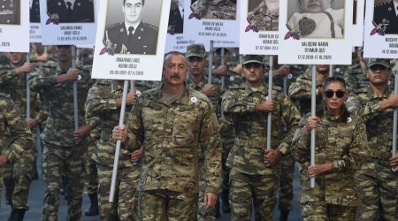 Mehriban Əliyevanın plakatını daşıdığı körpə kimdir? - FOTO