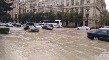 Bakı küçələri su altında qaldı - VİDEO