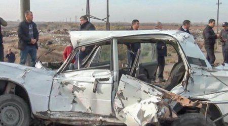 Vaqon dəmir yolundan açılıb maşına çırpıldı