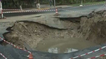 Sumqayıtda yeni təmir olunan yol çökdü - VİDEO