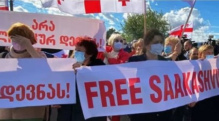 Əhali Tiflisdə küçələrə axışdı – TƏLƏB Saakaşvilinin azad edilməsidir - VİDEO