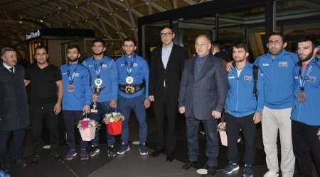 Nazir dünya çempionatında uğurlu çıxış edən güləşçiləri qarşıladı - FOTO 