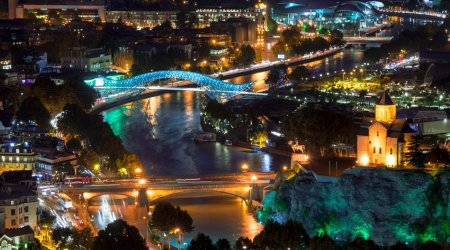 Tbilisi teleqülləsi Azərbaycan bayrağı ilə işıqlandırıldı - FOTO