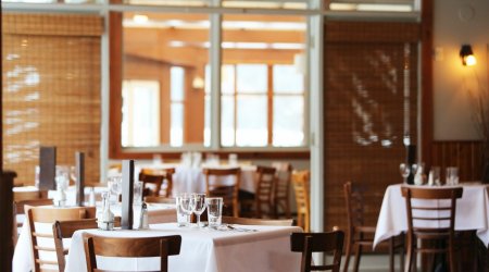 Restorana daxil olmaq istəyən koronavirus xəstəsi saxlanıldı