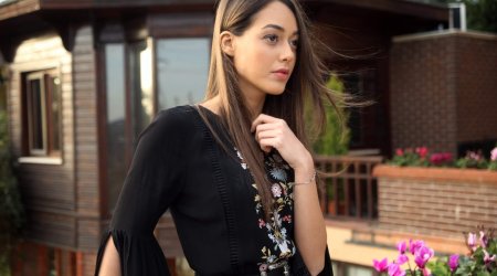 Aktrisa sevgilisi ilə kişilər tualetində sevişərkən tutuldu - VİDEO