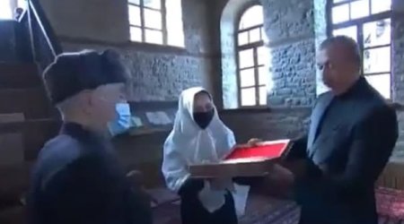 Lahıcda İlham Əliyevə “Qurani-Kərim” verildi - VİDEO