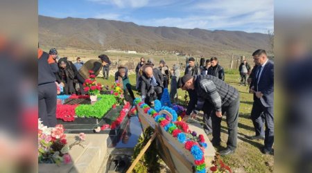 Şəhidin medalı atasına təqdim olundu - FOTO