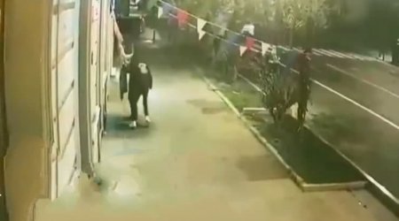 Bakıda küçədə asılan bayrağı oğurladılar - VİDEO