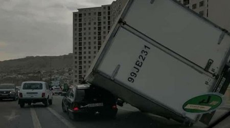 Bakıda yük maşını minik avtomobilinin üzərinə aşdı - VİDEO