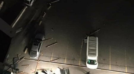 Güclü külək davam edir: Binanın damı uçdu, 