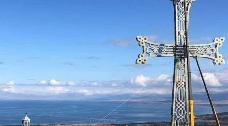 Ermənilər 44 metr hündürlüyündə xaç heykəli ucaltdı - SƏBƏB