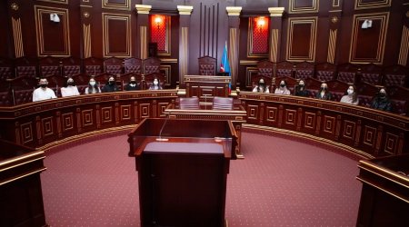 Davamçı gənclər Ali Məhkəmənin inzibati binasında - FOTO
