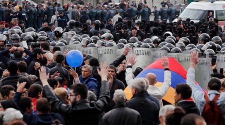İrəvanda etiraz aksiyası: Paşinyanın istefası tələb edilir - VİDEO