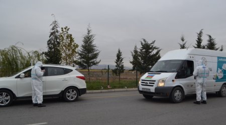 Koronavirusa yoluxmuş qadın maşın sürərəkən saxlanıldı - FOTO