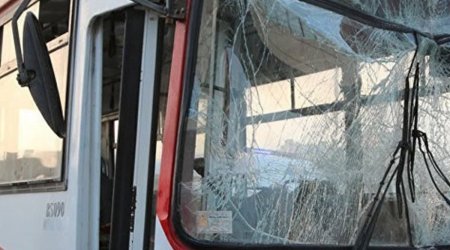 Motosiklet sürücüsü marşrut avtobusunun şüşəsini sındırdı