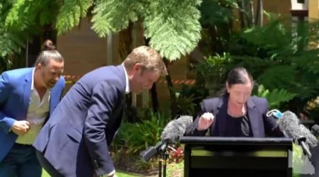 Koronavirusdan danışan nazirin üstünə hörümçək çıxdı - VİDEO