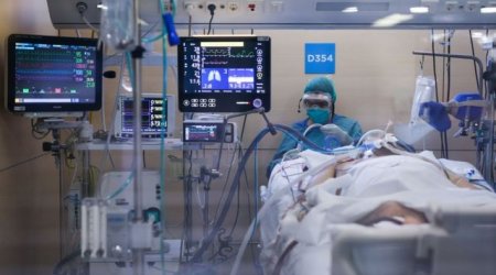 Koronavirusa yoluxmuş qadının dırnaqları işıq saçdı