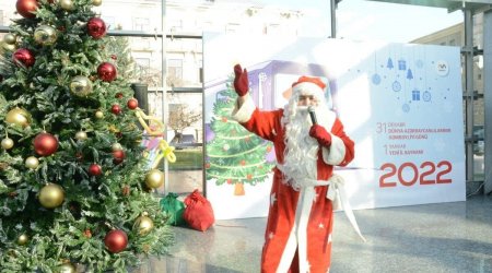Bakı metrosunda bayram şousu, Şaxta baba uşaqlara hədiyə payladı - FOTO/VİDEO