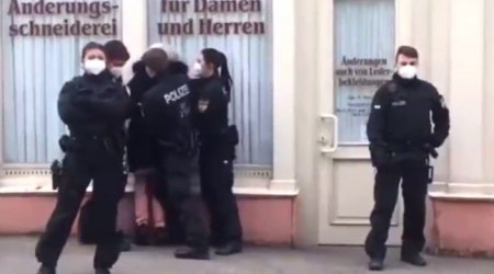 Alman polisi maska taxmayan yaşlı qadını zorla qandalladı - VİDEO