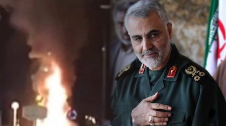 İranda Qasım Süleymaninin heykəli yandırıldı - VİDEO