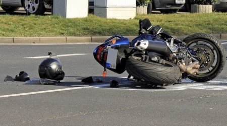 Bakıda motosiklet avtomobillə toqquşdu, yaralanan var 