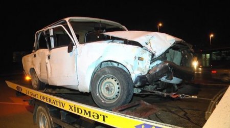 Gəncədə avtomobil ağaca çırpıldı – 2 nəfər xəsarət aldı