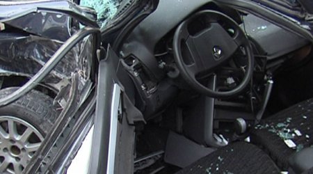 Tərtərdə avtomobil elektrik dirəyinə çırpıldı - kömək edən şəxsi “tok” öldürdü