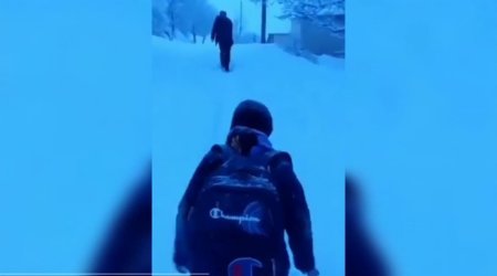 Naxçıvanda məktəb direktoru şagirdləri üçün yolu qardan belə təmizlədi - VİDEO