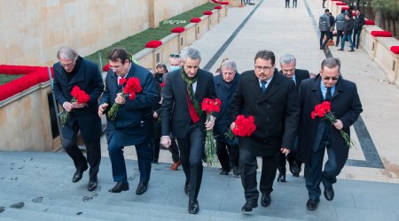 Aİ səfiri 20 Yanvar şəhidlərinin ailələrinə başsağlığı verdi - FOTO