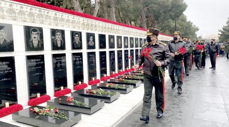 Müdafiə Nazirliyinin rəhbər heyəti Şəhidlər Xiyabanını ziyarət etdi - FOTO